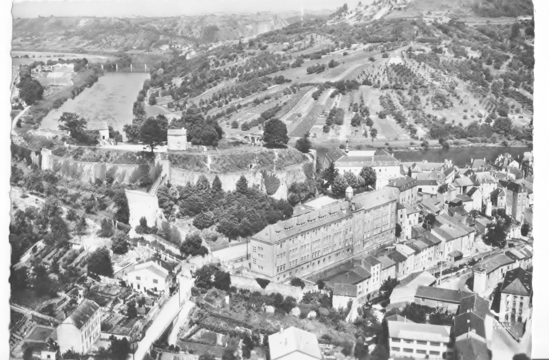 Ancien et nouveau collège au pied du château-fort