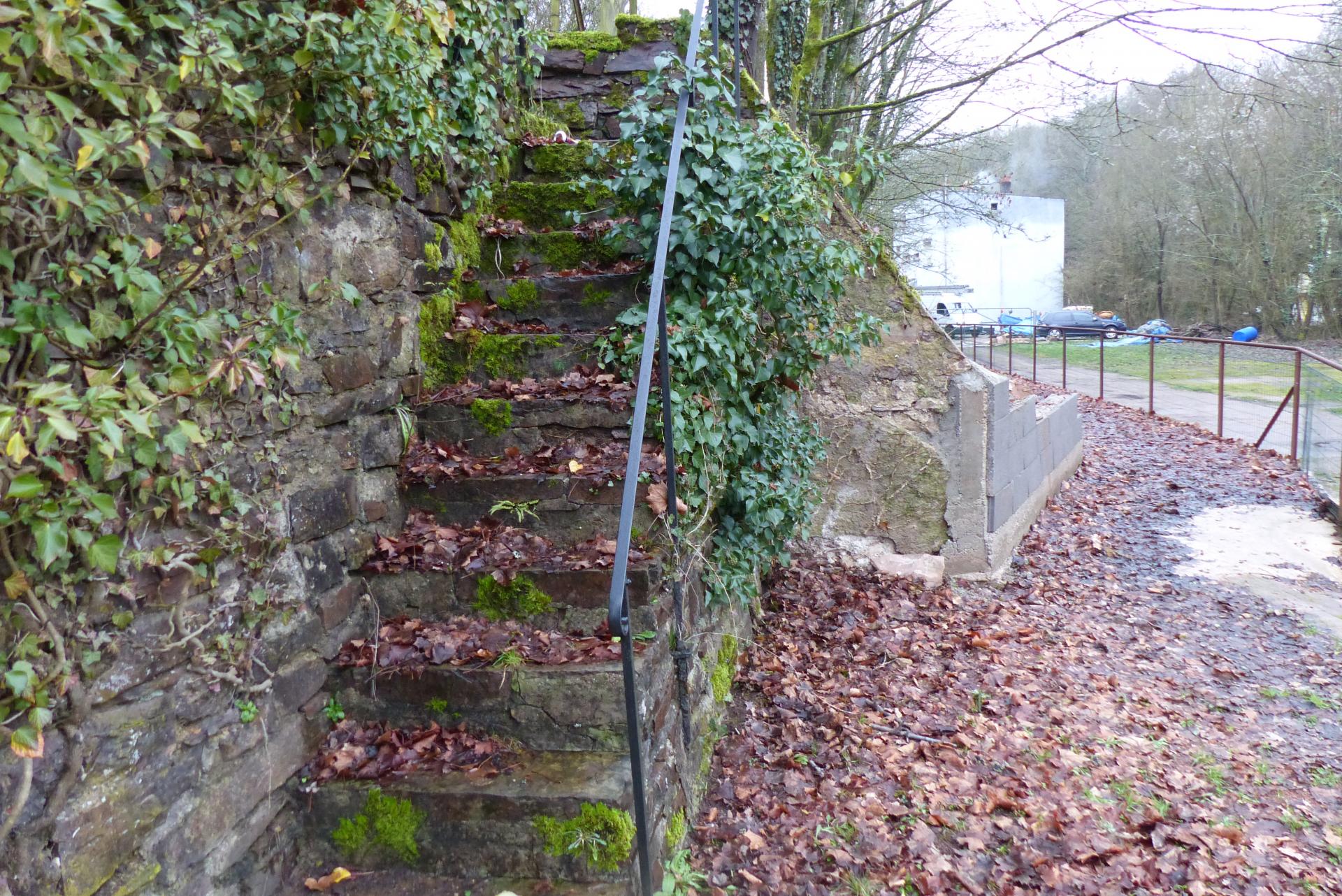 escalier menant au terrain de sport